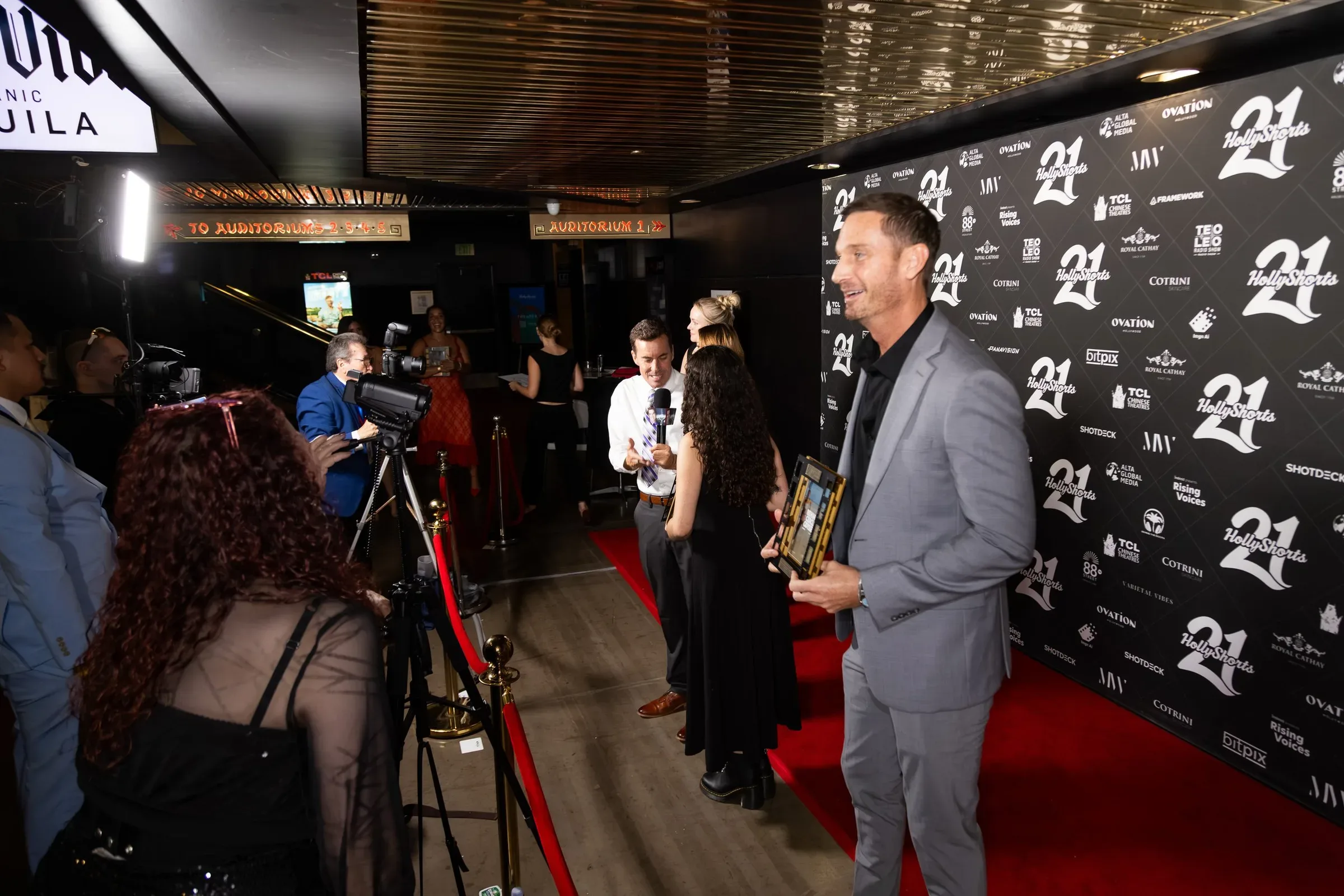 Guest with an award on the red carpet