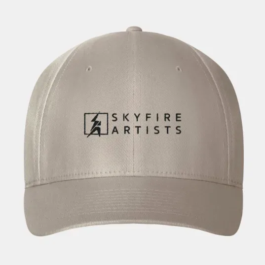 Mockup: a stone-colored cap with the logo.
